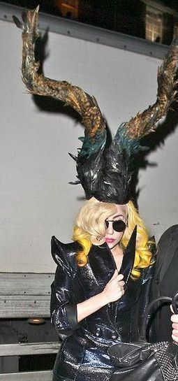 Care este cel mai odios costum al lui Lady Gaga? VOTEAZA!