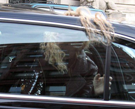 Courtney Love si-a prins parul in portiera masinii!