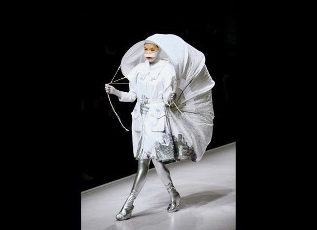 Chinezii creeaza haine in stilul Lady Gaga GALERIE FOTO