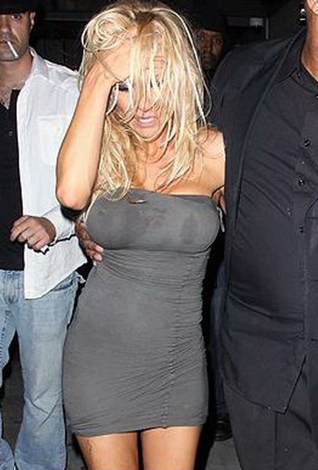 Pamela Anderson &acirc;&euro;&ldquo; un dezastru total la capitolul eleganta si rafinament FOTO!