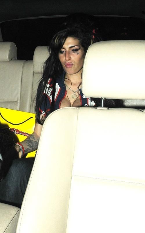 Amy Winehouse &acirc;&euro;&ldquo; ametita si confuza! FOTO!