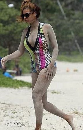 Ce face Beyonce la plaja? Se ascunde cu totul in nisip!
