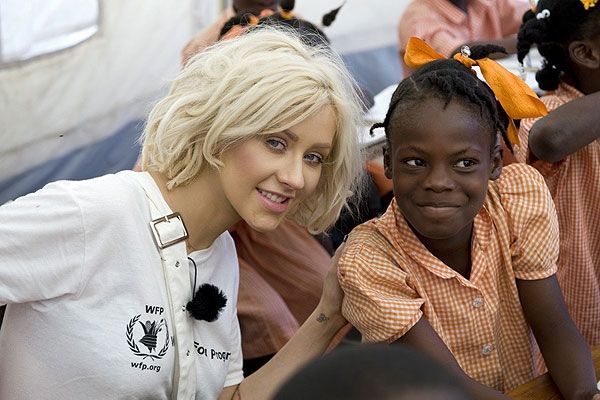 Christina Aguilera hraneste copiii din Haiti, in calitate de ambasadoare impotriva foamei