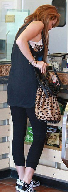 Miley Cyrus isi asorteaza sutienul cu portofelul! FOTO!