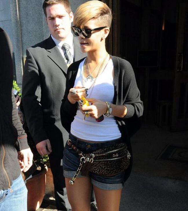 Trendsetter: Rihanna readuce borsetele in moda FOTO!