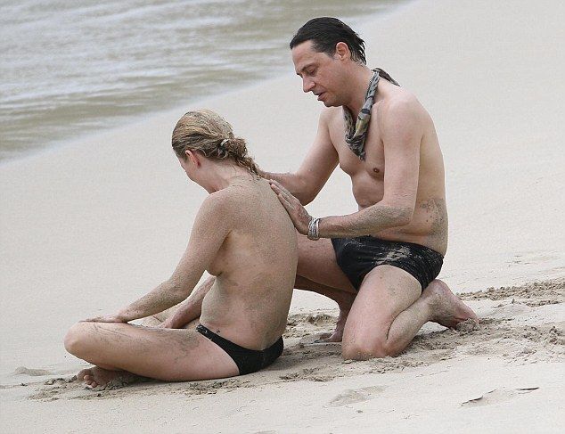 Kate Moss &acirc;&euro;&ldquo; topless la plaja! FOTO!