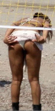 Rihanna la volei pe plaja in cizme! FOTO!
