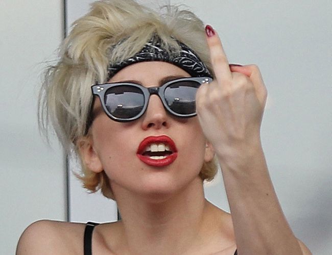 Ce face Lady Gaga pe stadion? Gesturi obscene.