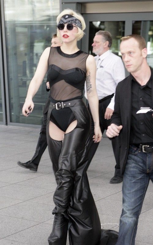 In sfarsit: Lady Gaga a cazut de pe platformele gigant! FOTO!