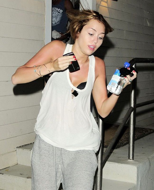 Miley Cyrus &ndash; cu maioul rupt si cu sutienul la vedere! FOTO!