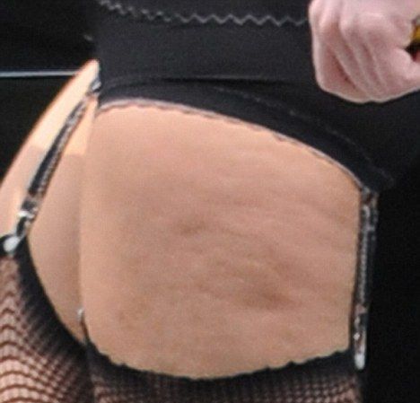 Lady Gaga: plina de celulita si imbracata ca o prostituata! FOTO