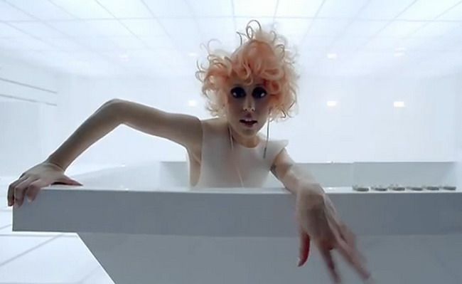 Cum sa arati ca Lady Gaga in Bad Romance VIDEO