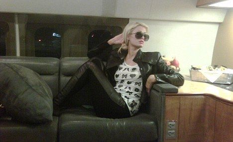 Paris Hilton &ndash; poze din avionul ei privat: are pat matrimonial si canapele din piele! FOTO!