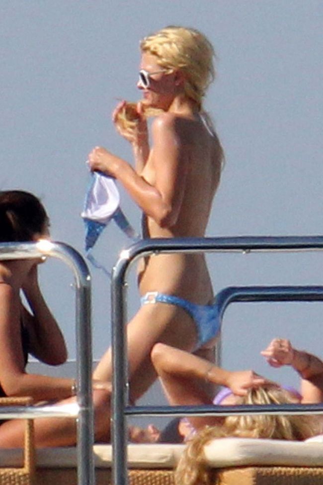 Paris Hilton &ndash; topless la plaja FOTO!