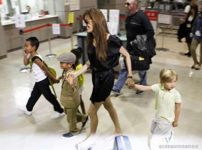 Angelina Jolie si-a luat copiii in Japonia, la premiera filmului Salt