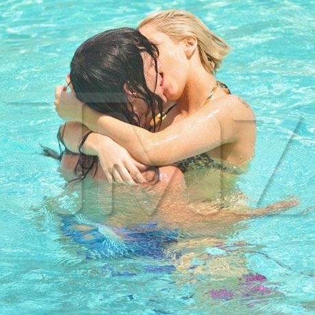 Lady Gaga, cum rar o vedem: in tandreturi cu iubitul, la piscina FOTO!