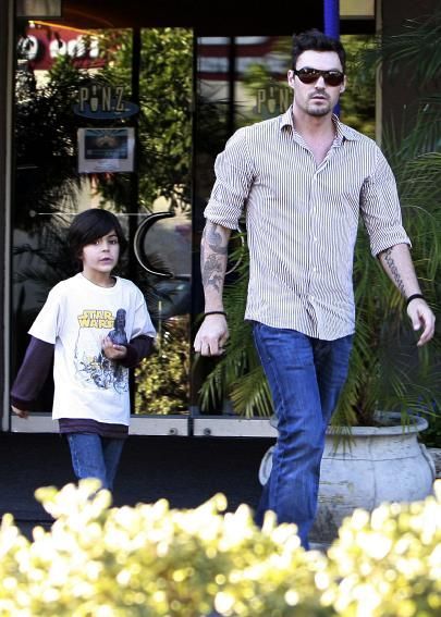 Megan Fox poarta tricourile fiului sau vitreg FOTO!