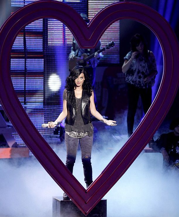 Katy Perry - parada de tinute trasnite la Teen Choice Awards GALERIE FOTO