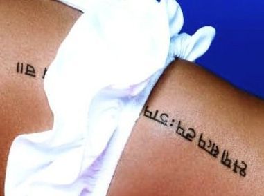 Rihanna si-a mai facut un tatuaj: si-a scris Rebelle fleur pe gat! FOTO &nbsp;