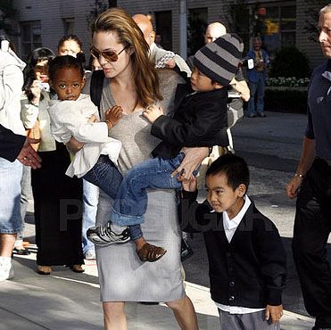 Angelina Jolie: Copiii mei ma trateaza ca si cum as fi o chelnerita!