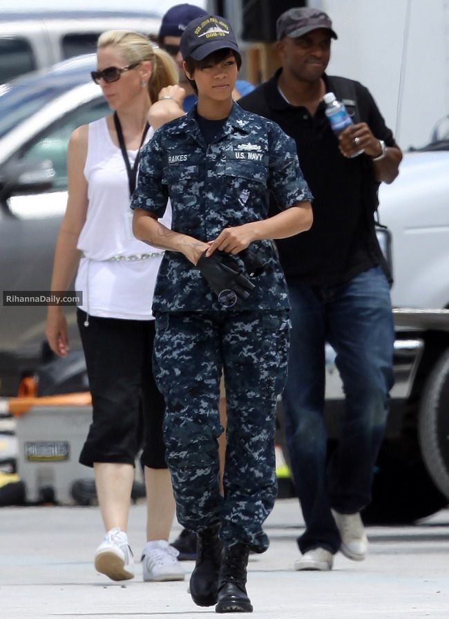 Rihanna - in tinuta militara pentru rolul din Battleship GALERIE FOTO!