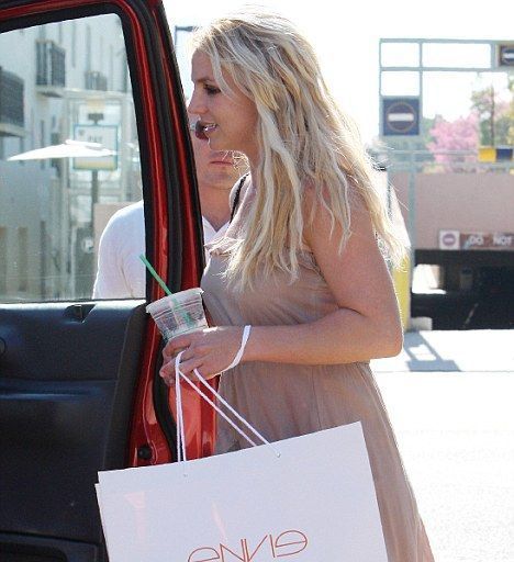Britney Spears gafeaza din nou: cu sutienul si extensiile la vedere FOTO
