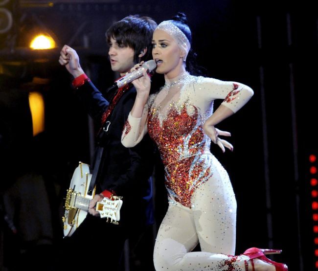 Katy Perry - dezastru la premiile MTV. A cantat fals si s-a imbracat oribil! VIDEO