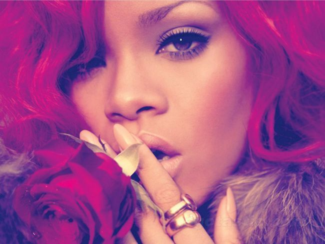 Rihanna, topless pentru promovarea noului ei album