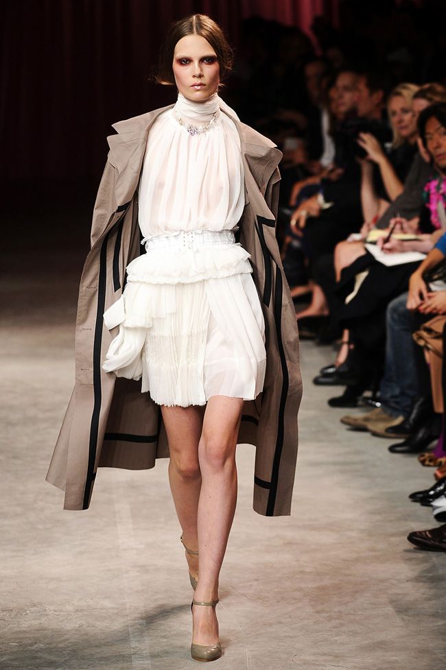 Nina Ricci ne vrea binedispuse si indragostite de moda in primavara lui 2011! GALERIE FOTO