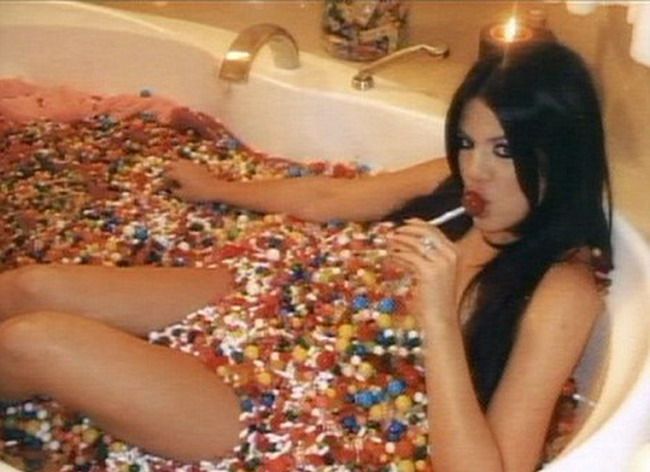 Khloe Kardashian - goala intr-o cada plina cu dulciuri! FOTO