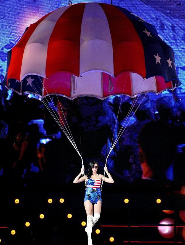 Katy Perry s-a dat cu parasuta