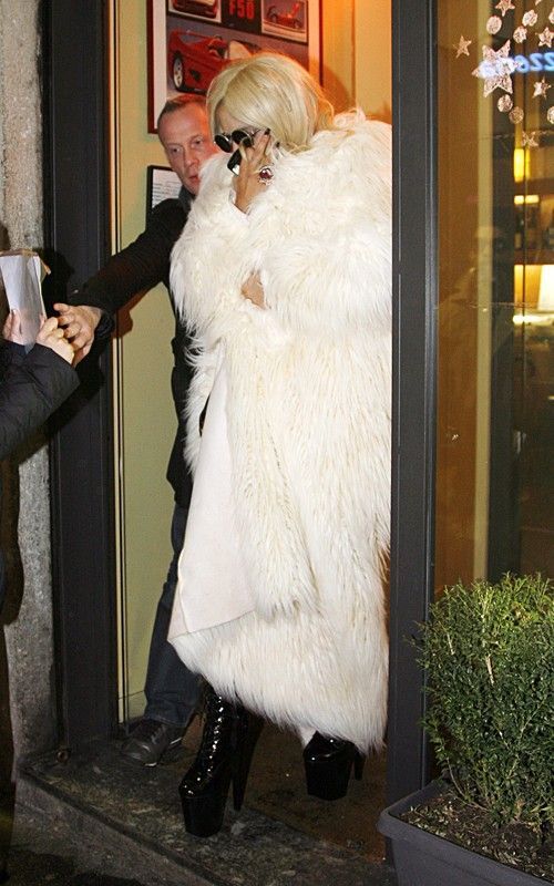 Fram, ursul polar - pe strazile din Milano? Nu, e doar Lady Gaga! &nbsp;