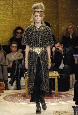 Chanel ne imbraca deja in superba mantie a toamnei 2011! SUPER GALERIE FOTO!!!