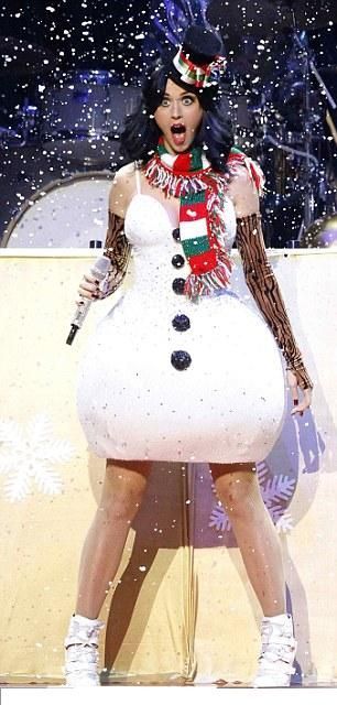 Katy Perry merge prea departe cu outfit-urile tematice? Ce parere ai?