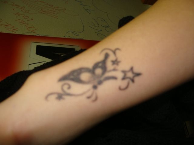 VJ Oana s-a accesorizat cu cel mai cool X-mas gift: un super tattoo marca perfecte.ro