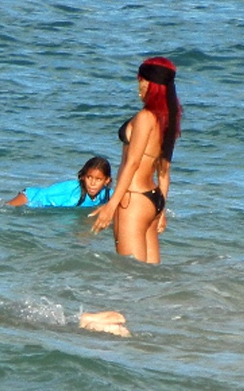 Rihanna isi arata corpul super tonifiat la plaja FOTO