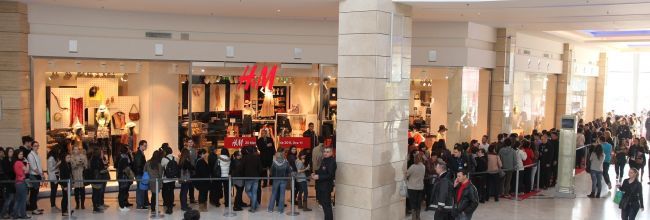 Nebunie la deschiderea primului magazin H M in Romania! FOTO