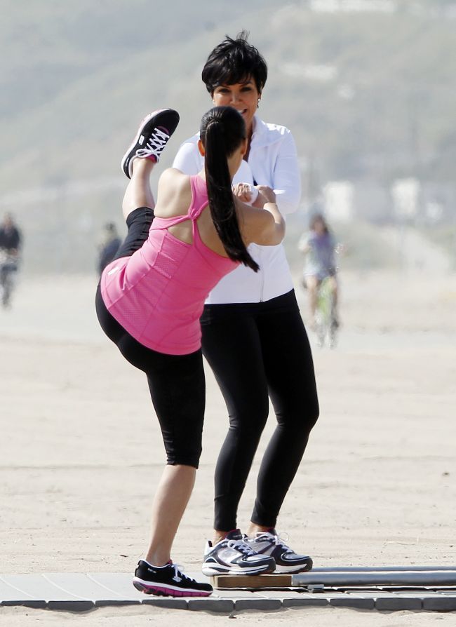 Kim Kardashian isi mentine fizicul apetisant cu mult fitness FOTO