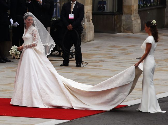 Kate Middleton poarta o rochie de mireasa Sarah Burton pentru Alexander McQueen! FOTO