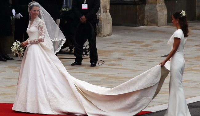 Viitoare mirese, Andreea Patrascu si Roxana Ilie nu viseaza la o rochie ca a lui Kate Middleton!