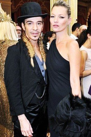 Kate Moss il readuce pe Galliano la viata: va purta o rochie de mireasa creata de el