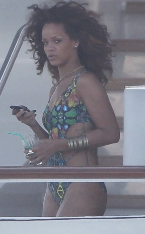 Look-ul zilei: Rihanna, trendy pe un yacht de 200.000 de euro!