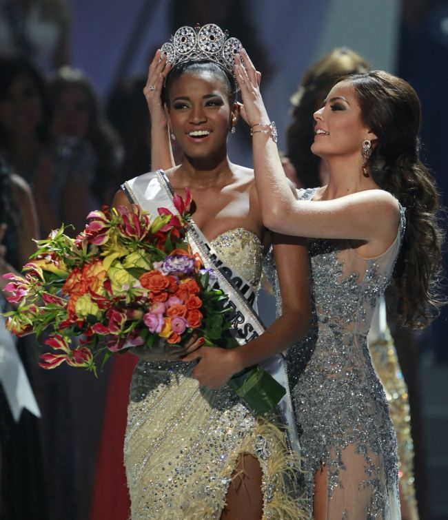 O negresa de 25 de ani este Miss Universe! Vezi ce premiu a luat romanca!