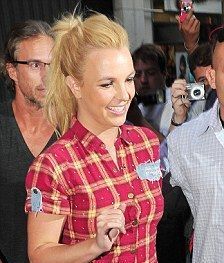 Nu s-a inventat samponul care sa ii spele parul! Pentru Britney Spears bad hair day este...in fiecare zi!