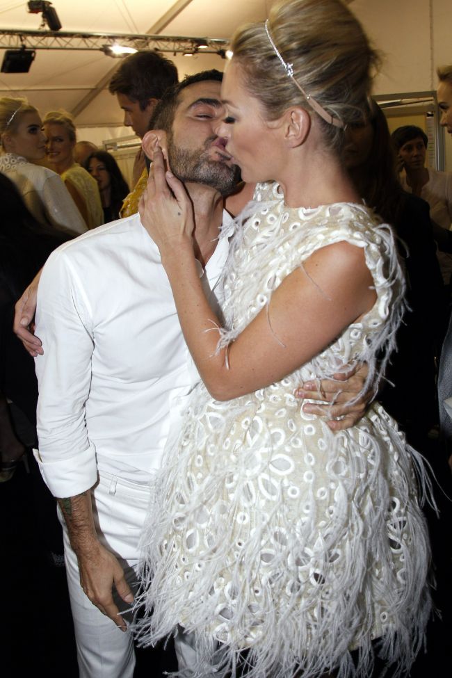 Kate Moss socheaza: sezonul trecut si-a expus celulita, acum s-a sarutat cu designerul gay! Totul pentru Louis Vuitton