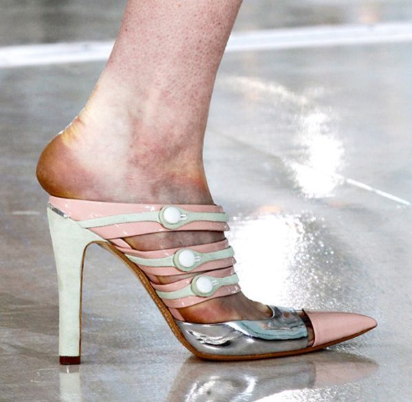 Chinuri in culisele Louis Vuitton: Marc Jacobs obliga modelele sa-si lipeasca pantofii de talpi