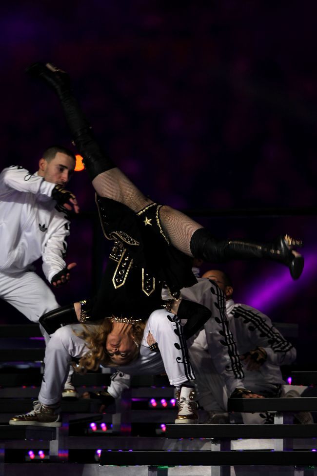 Madonna a facut cel mai tare show din istoria Super Bowl VIDEO