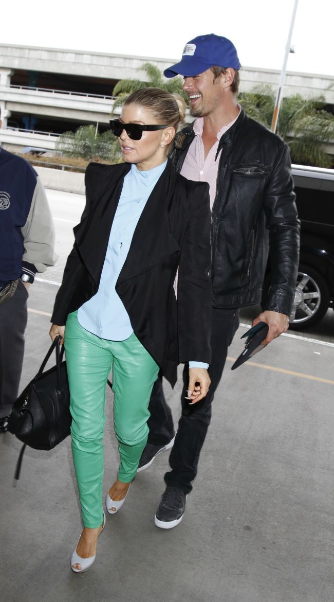 Look-ul zilei: Fergie face alegeri vestimentare curajoase - arata magnific in pantaloni de piele verzi!