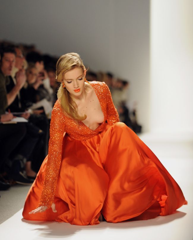 High fashion la pamant! Vezi cum a cazut un model la Saptamana Modei de la New York