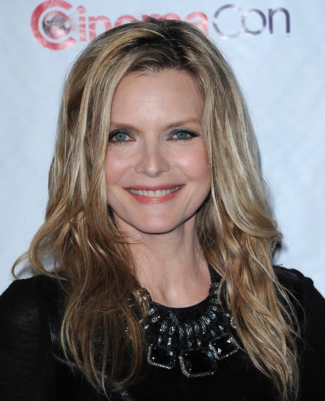 Pentru Michelle Pfeiffer timpul sta in loc! Aparitie superba pe covorul rosu la 54 de ani